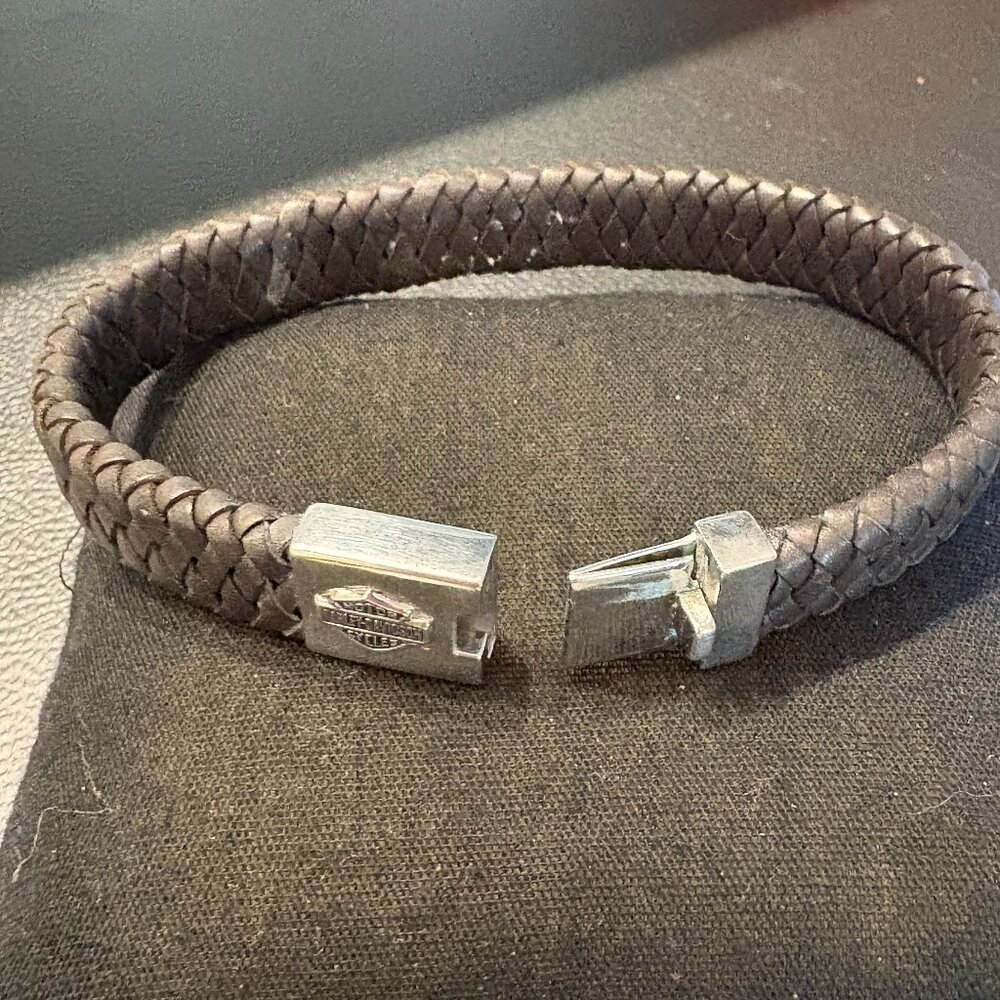 HARLEY DAVIDSON BAR & SHIELD STERLING SILVER/LEATHER BRACELET